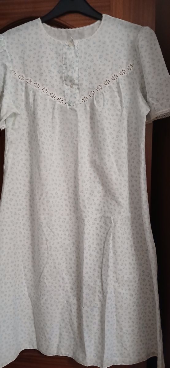 SE REGALA Dos camisones blancos y amarillos