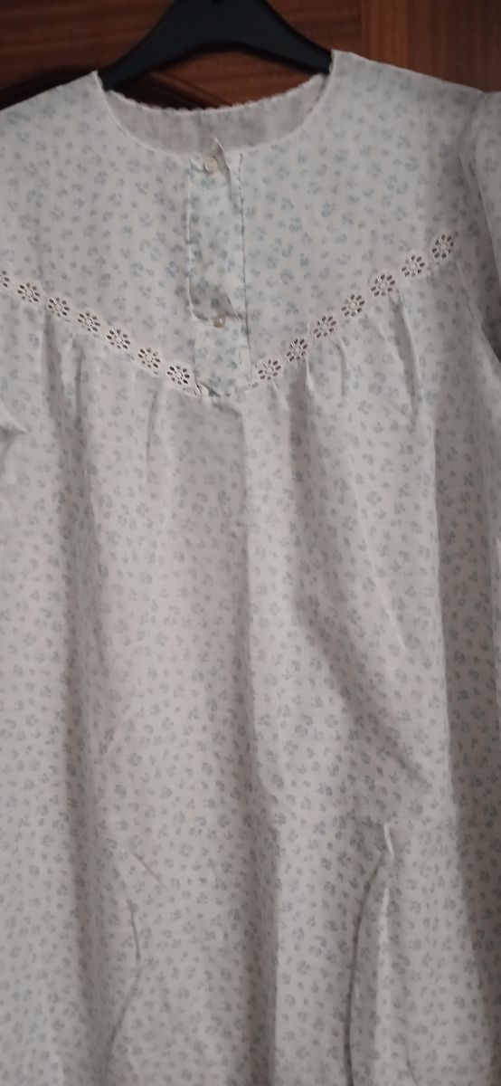 SE REGALA Dos camisones blancos y amarillos