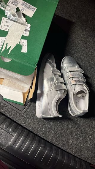 Zapatillas Lacoste plateadas velcro