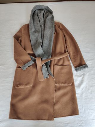 Abrigo marrón y gris con capucha