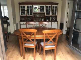 Mesa de comedor extensible y 4 sillas tapizadas