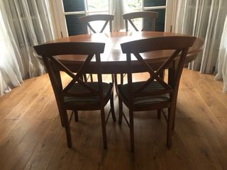 Mesa de comedor extensible y 4 sillas tapizadas