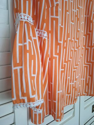 Blusa naranja con estampado laberinto 