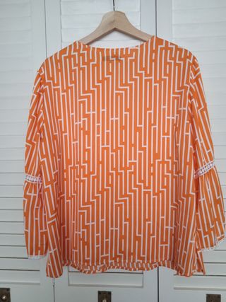 Blusa naranja con estampado laberinto 