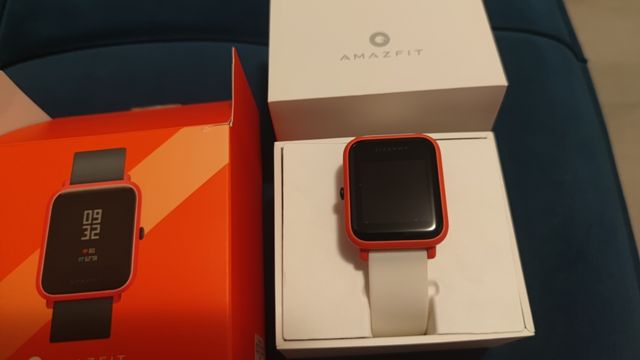 Reloj Amazfit Smartwatch Naranja y Blanco
