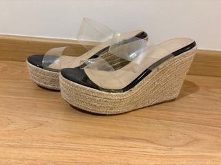 Sandalias de cuña transparentes
