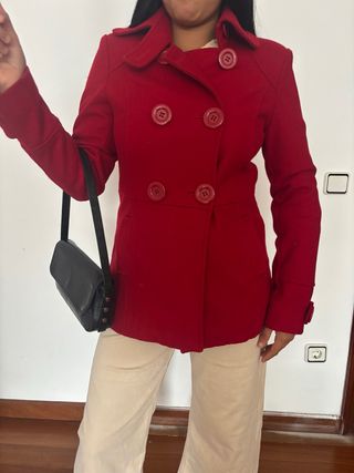 Abrigo rojo doble botonadura invierno