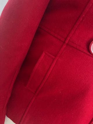 Abrigo rojo doble botonadura invierno