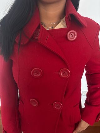 Abrigo rojo doble botonadura invierno