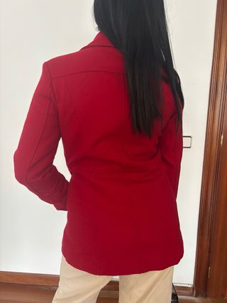 Abrigo rojo doble botonadura invierno