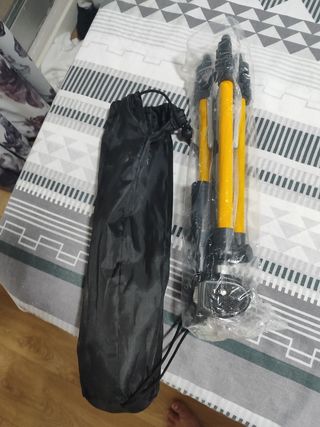 Trípode amarillo con funda de viaje  Sin usar
