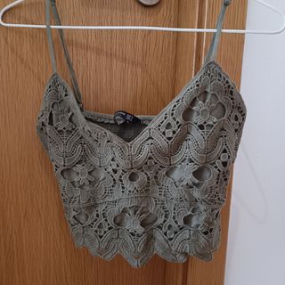 Crop top de tirantes con encaje de color caqui 