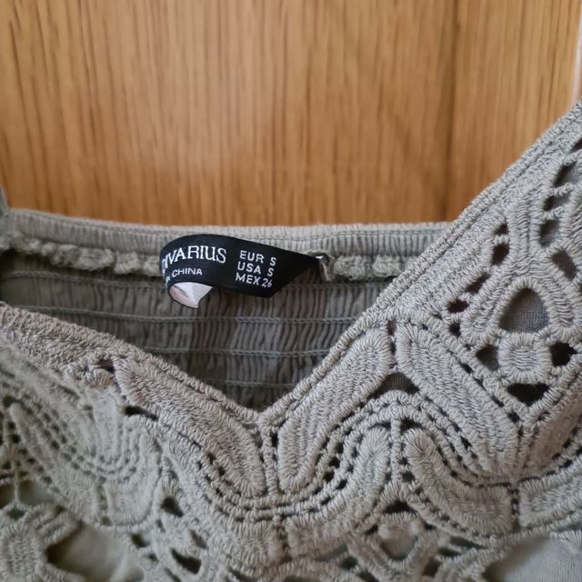 Crop top de tirantes con encaje de color caqui