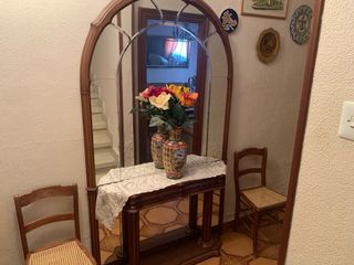 Mueble recibidor de madera con gran espejo