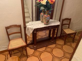 Mueble recibidor de madera con gran espejo