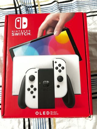 Nintendo Switch OLED nera e bianca