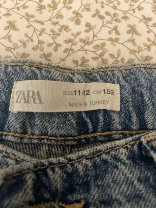 Pantalón vaquero con pedrería