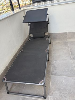 Tumbona plegable gris con parasol