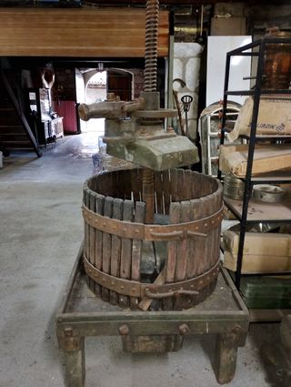 Antigua prensa de vino de madera