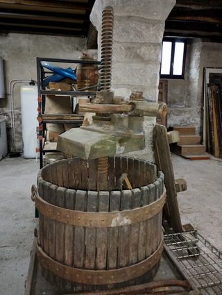 Antigua prensa de vino de madera