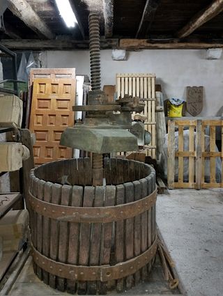 Antigua prensa de vino de madera