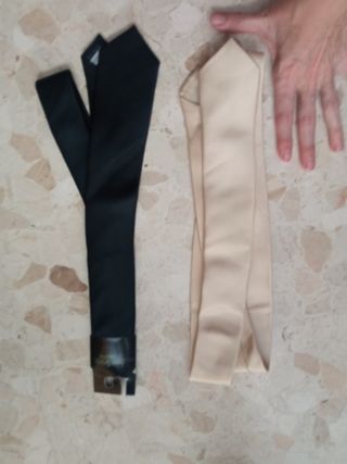 Lote 2 corbatas estrechas negra y beige