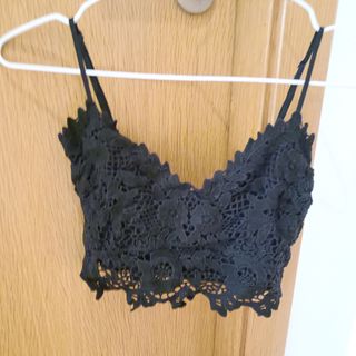 Crop top de tirantes con encaje de color negro
