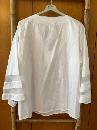 Blusa blanca manga larga con transparencias