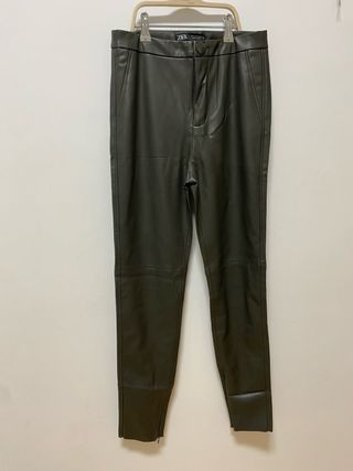 Pantalones ZARA verde oliva efecto piel