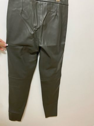 Pantalones ZARA verde oliva efecto piel