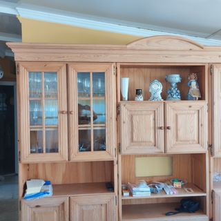 Mueble de madera con vitrina y puertas