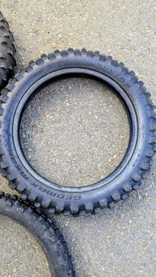 Neumáticos usados de moto.