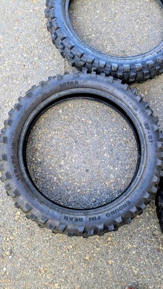 Neumáticos usados de moto.
