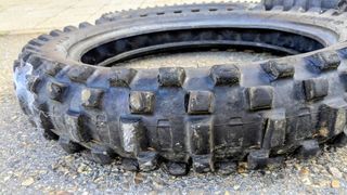 Neumáticos usados de moto.