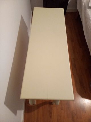 Cómoda de madera beige