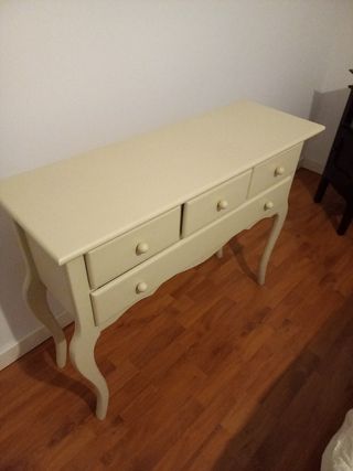 Cómoda de madera beige