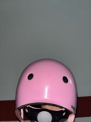 Casco rosa para patinar