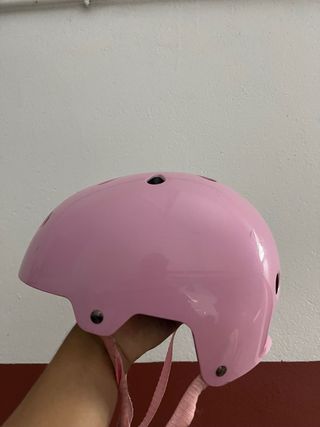 Casco rosa para patinar
