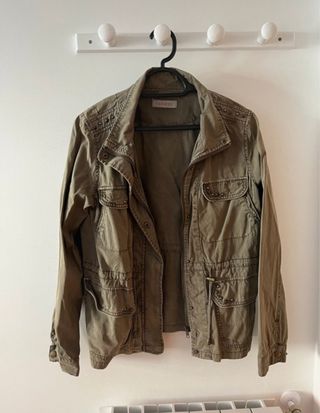 Cazadora verde militar ligera.
