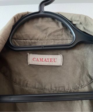 Cazadora verde militar ligera.