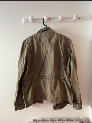 Cazadora verde militar ligera.
