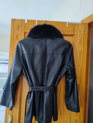 Chaqueta de piel negra con cuello desmontable