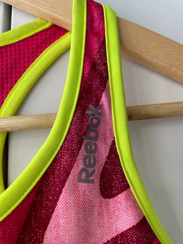 Top deportivo Reebok 