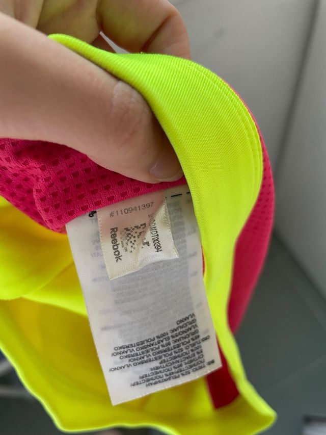 Top deportivo Reebok 