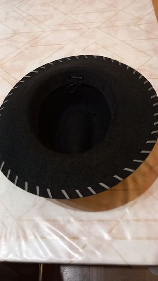 Sombrero negro con detalles plateados