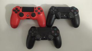 PS4 (PlayStation 4) Negra + 3 Mandos y 5 Juegos