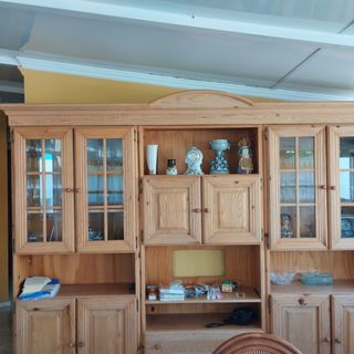 Mueble de madera y cristal