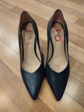 Tacones de piel azul, muy elegantes, nuevos