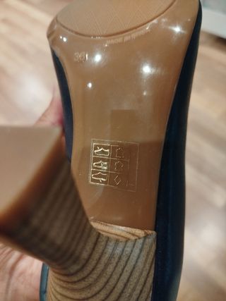 Tacones de piel azul, muy elegantes, nuevos