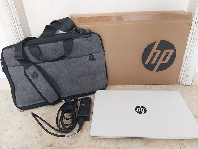 Portátil HP con maletín y cargador